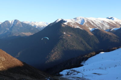 Station de ski de Peyragudes dans les Pyrénées, en décembre 2023, impactée par le manque de neige 